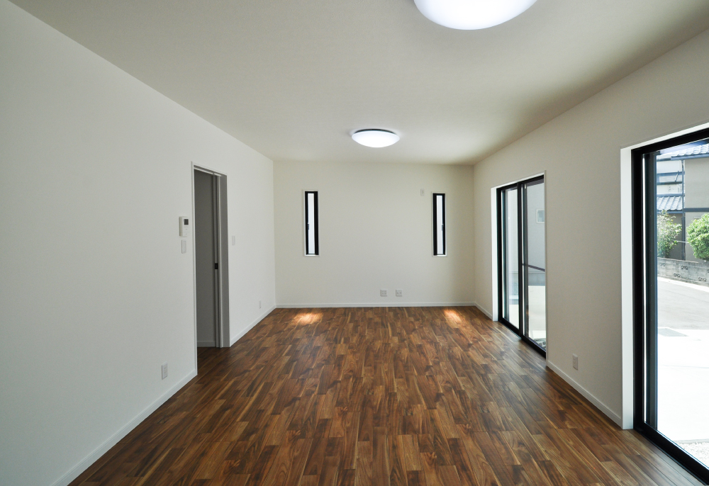 小窓と大窓で明るくて広いリビングダイニング