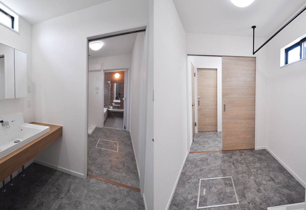 独立型洗面室とランドリースペースのある脱衣室