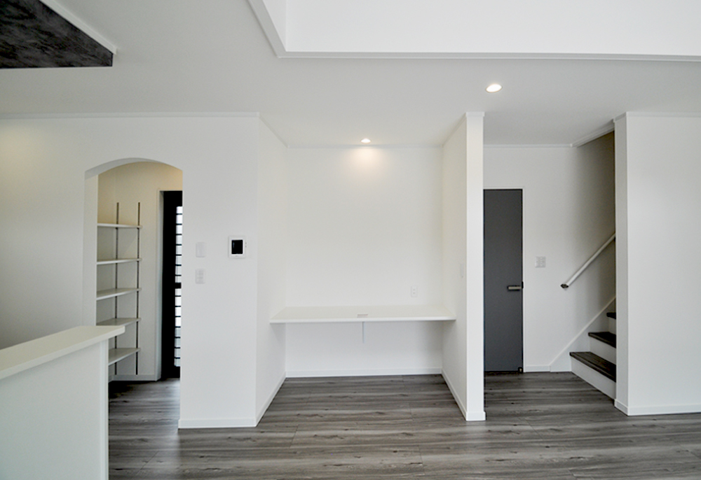 家族みんなが楽しめる備付のリビングカウンター