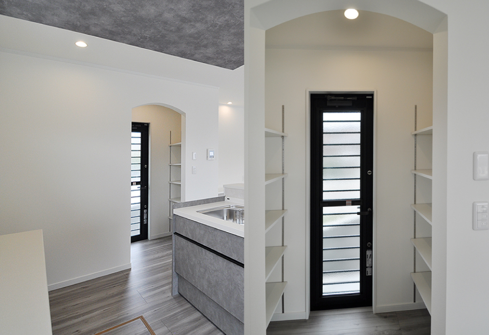 使い勝手のいいキッチンと勝手口に出られる食品庫