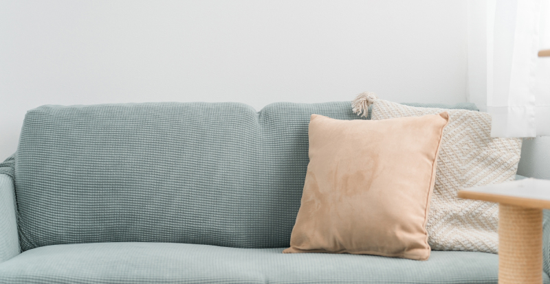 玄関のシューズクロークからも一周できるリビング