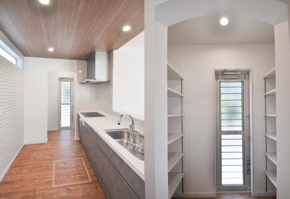 便利なシステムキッチンと勝手口そばのパントリー