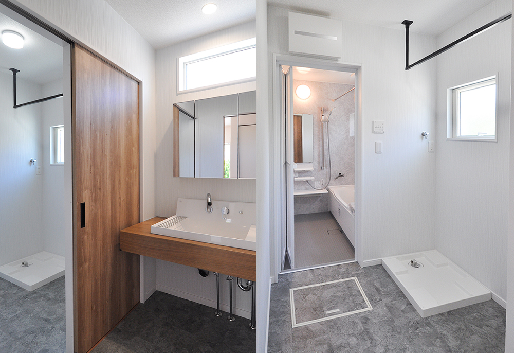 独立型洗面室と洗濯物が干せる脱衣室