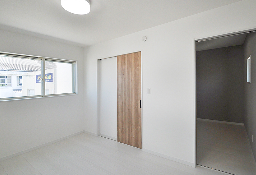 小窓付ウォークインクローゼットのある寝室