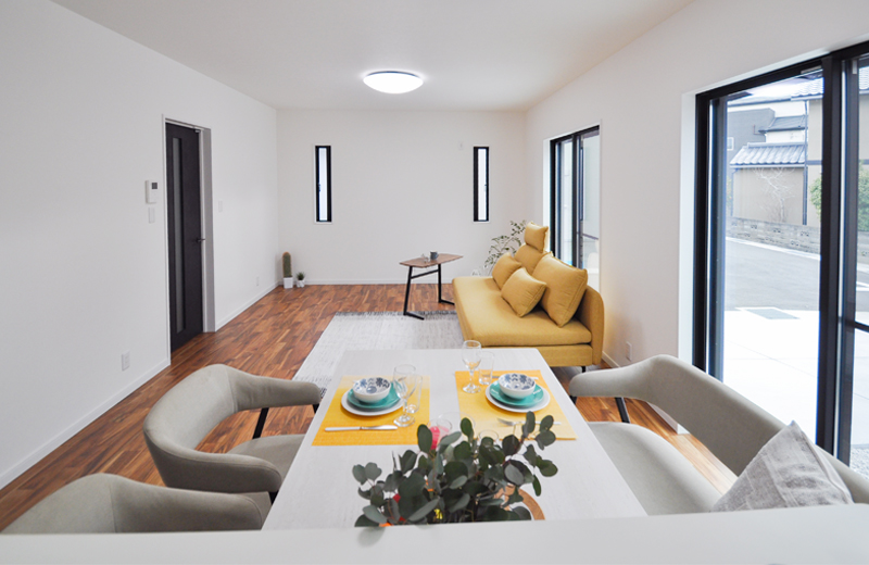 さっと仕舞えるオープンなシューズクローク