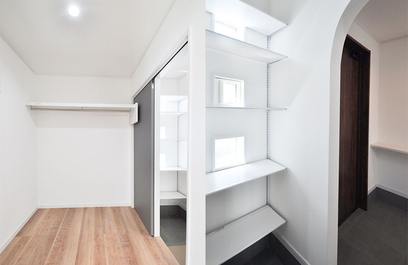 小窓付きシューズクロークと大容量収納