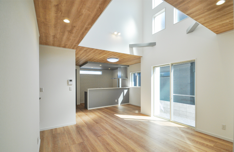 白と木目が美しい吹抜けリビング