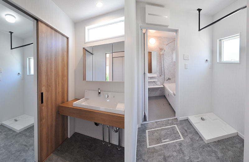 使いやすい独立型洗面室とランドリーコーナー